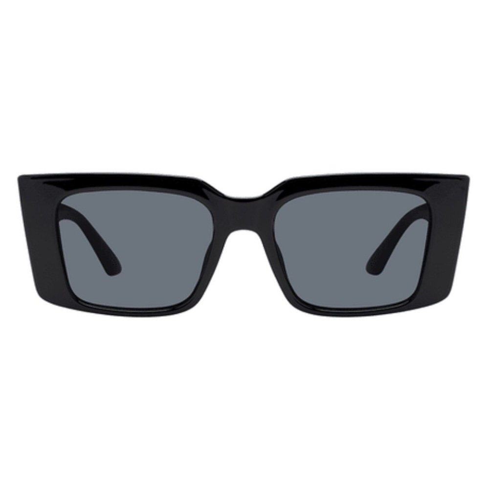 NWT. Steve Madden Clyia Black Rectangular Sunglasses‎ with Case